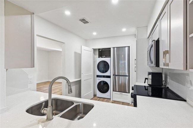 Building Photo - 5606 Blue Shadows Ct