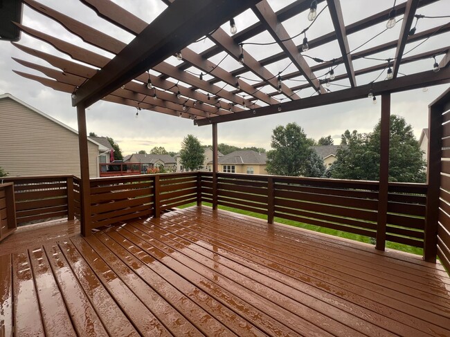 Building Photo - Must See Elkhorn Home!!