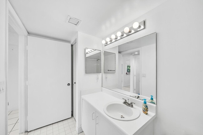 Building Photo - 9580 Weldon Cir