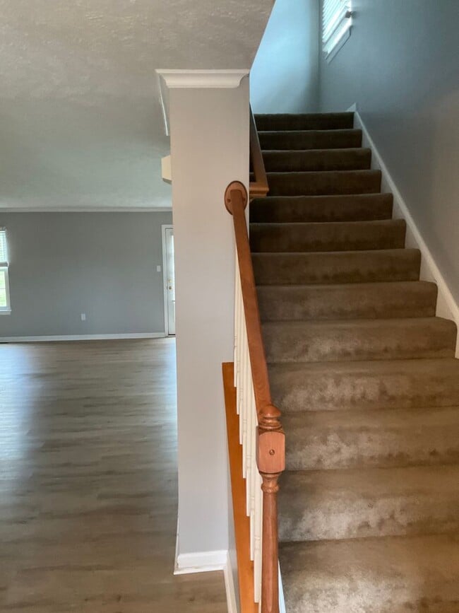 Building Photo - Large 3 Bedroom 2.5 bath townhome with additional finished room.