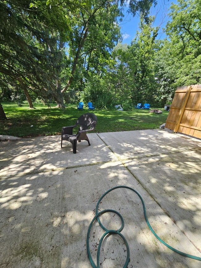 Building Photo - 23W434 Greenbriar Dr