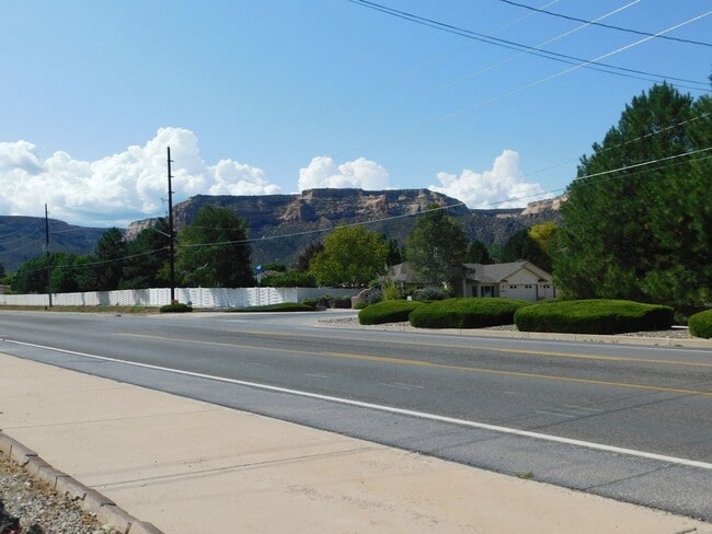 Building Photo - Redlands Home with Great Views