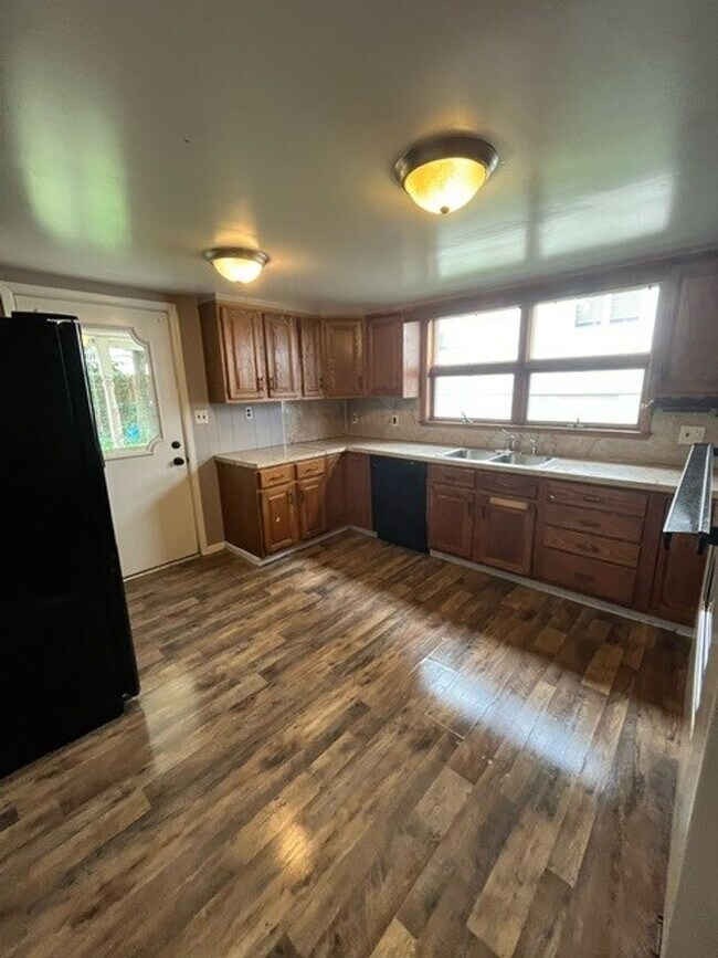 Building Photo - 4 Bedroom 1 Bath