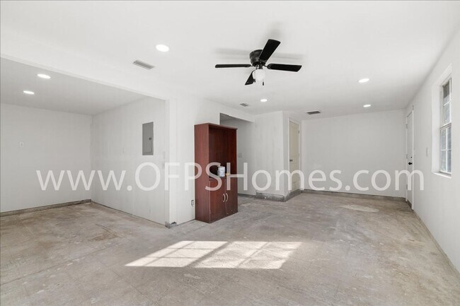 Building Photo - Stunning 4-Bedroom, 3-Bath Waterfront Home in Choctaw Beach – 140ft of Bayfront Bliss!