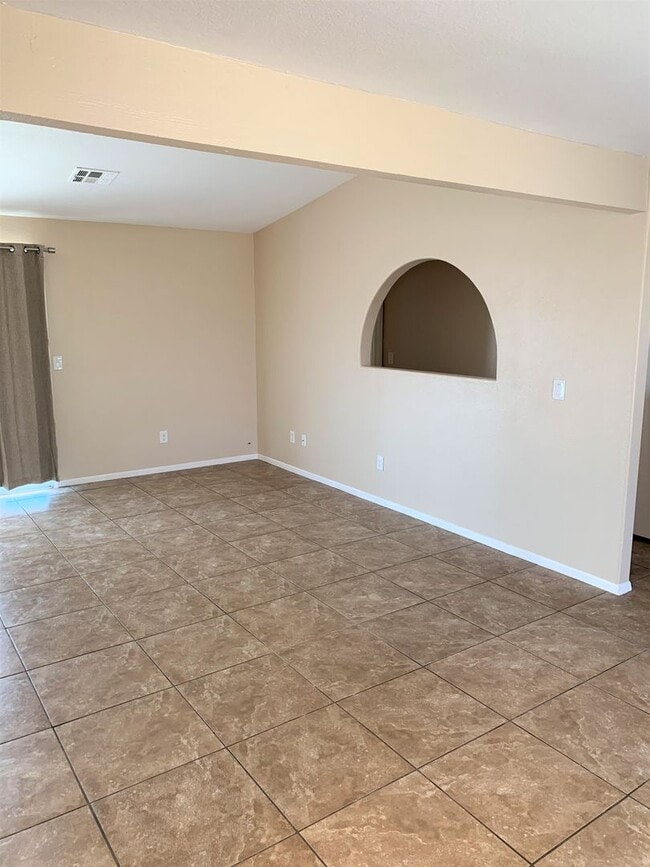 Building Photo - Clean 3 Bedroom 2 Bath