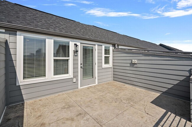 Building Photo - Like New Townhome Ready for Immediate Move-In!!! Bryant Park in West End