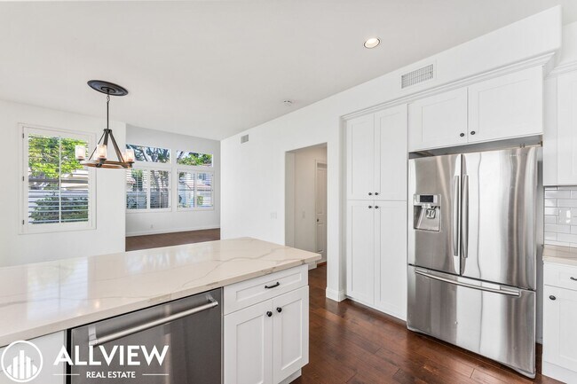 Building Photo - Beautiful 3 Bedroom, 2.5 Bathroom Home in the Heart of Tustin Ranch