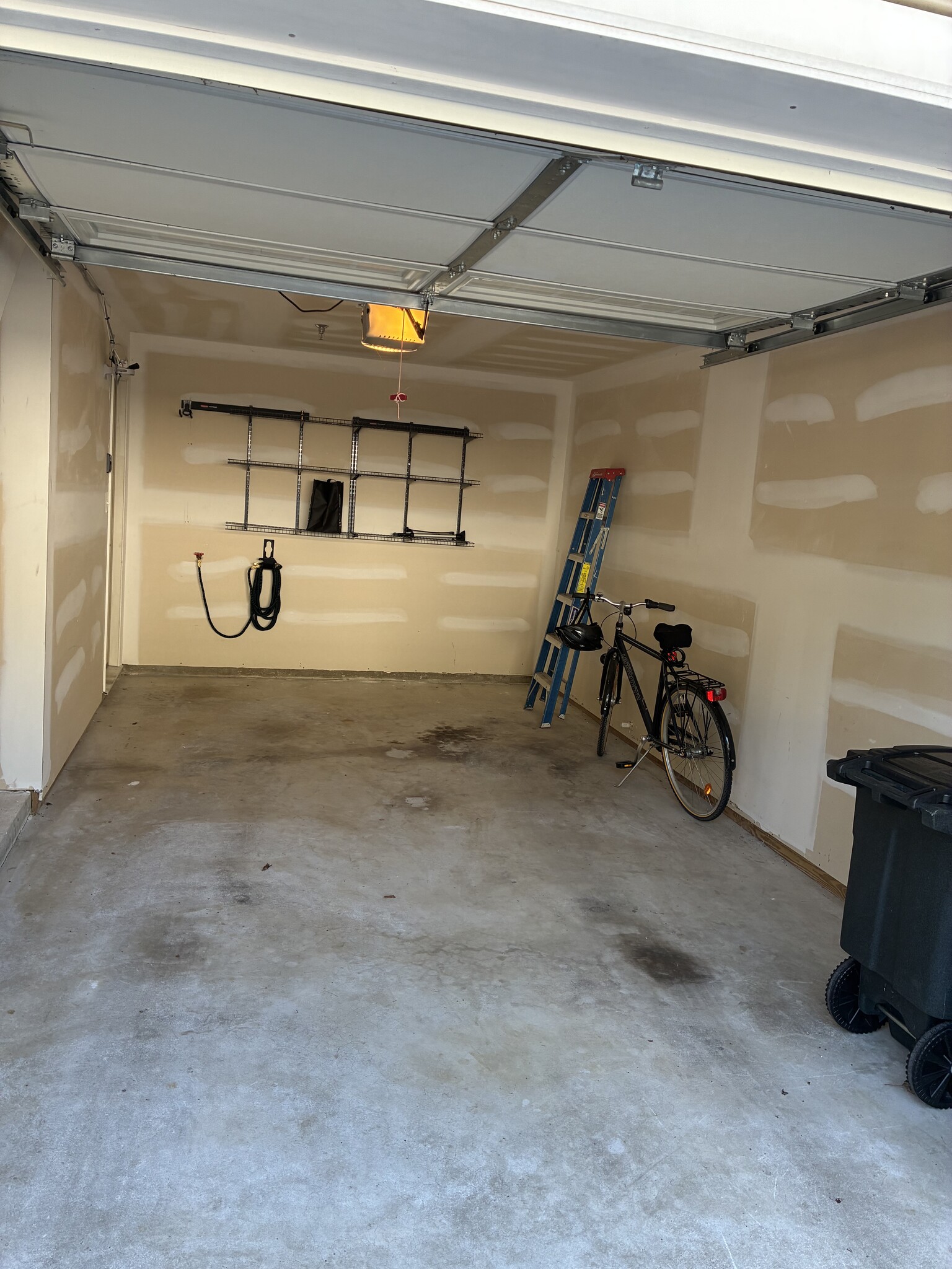 Building Photo - 605 Apple St