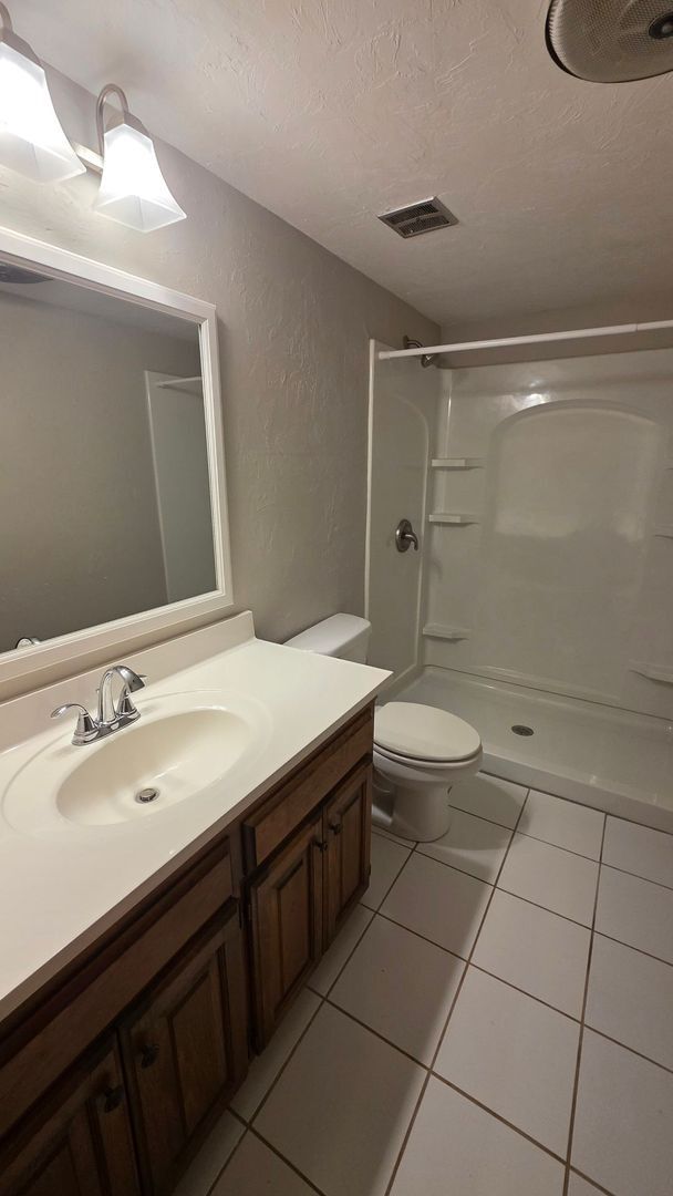 Building Photo - Wonderful 2 Bedroom Duplex In Bethany Ok.  $1250 Per Month!