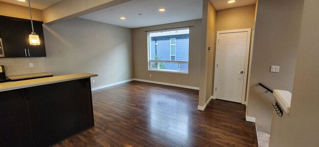 Building Photo - Spacious 3 bedroom Home MOVE-IN READY