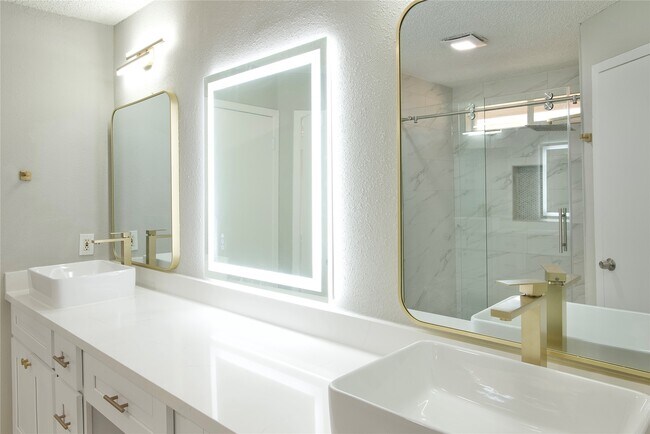 Building Photo - 5111 Pinewilde Dr