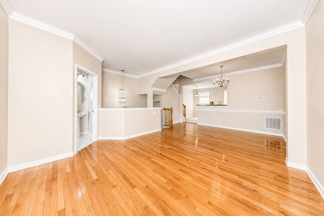 Building Photo - Bright and spacious 3+ bedroom Townhome in Williamsburg