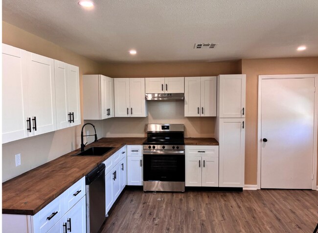 Building Photo - 3 Bed 1.5 Bath Rental Home in Prue - Move-in Ready