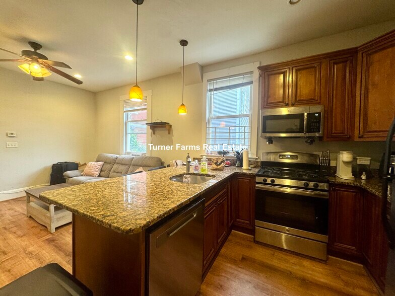 Primary Photo - 717 Parker St