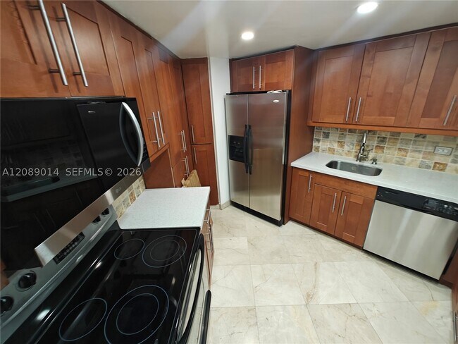 Building Photo - 825 Brickell Bay Dr
