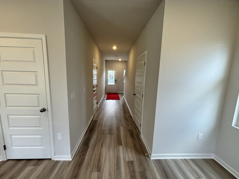 Building Photo - 572 Lyness Dr