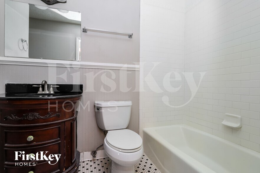 Building Photo - 3704 Newport Dr