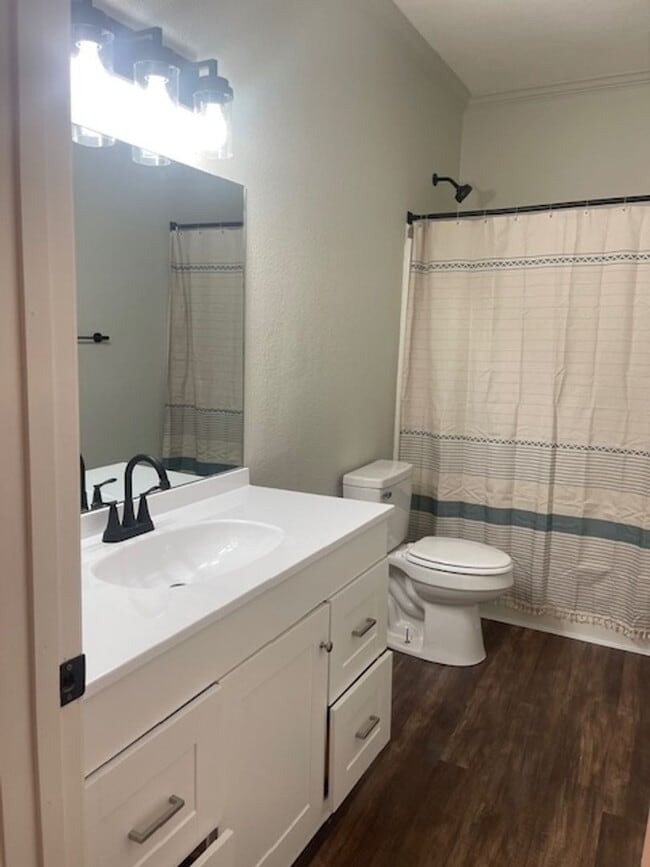 Building Photo - 3 Bedroom/2 Bath Home in Kingsport, TN $1650 with fenced-in yard & lawn care included!