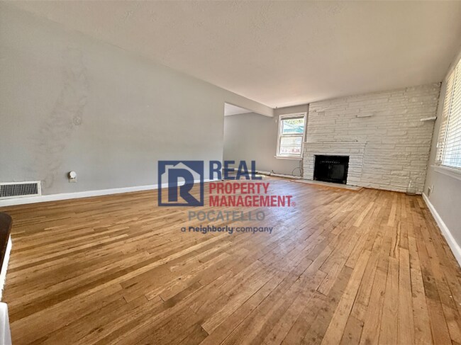 Building Photo - 1420/1422 E Elm St