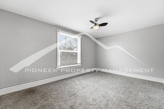 Building Photo - Charming Townhouse with Washer/Dryer and Central AC