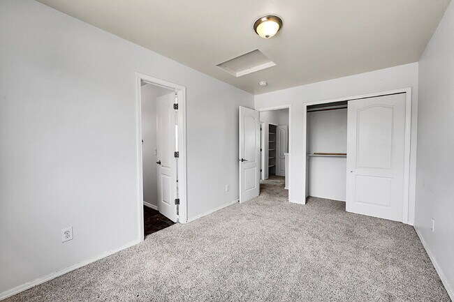 Building Photo - $2,995, 4 bed, 3.5 bath, located in Monume...