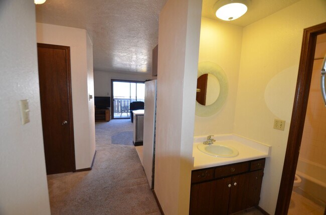 Building Photo - Dillon Valley East Condo! Great Natural Light!