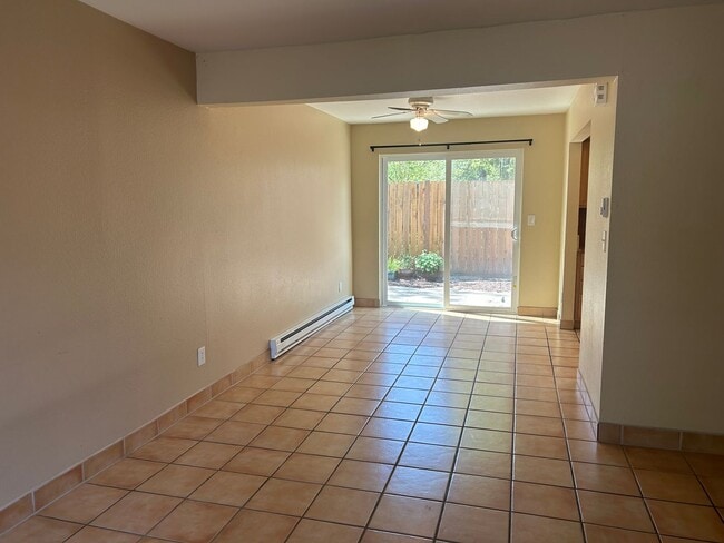 Building Photo - Spacious Townhouse-Style Condo with Patio! W/S/G included