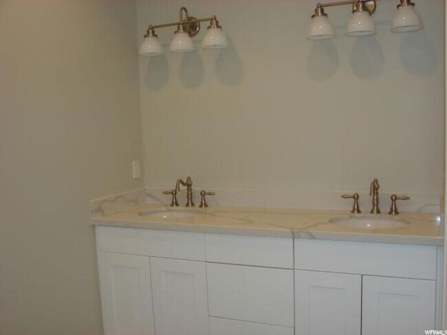 Building Photo - Upmarket Townhouse in Sought After Holladay City
