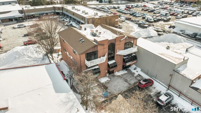 Building Photo - 937 Post Rd