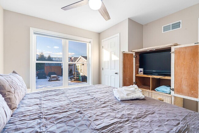 Building Photo - 12 Epping Ave