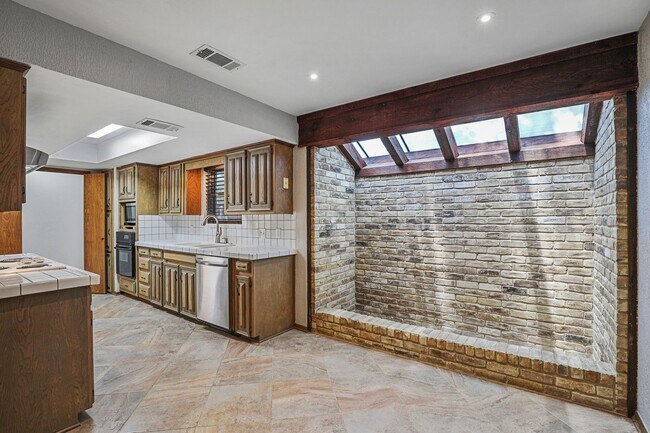 Building Photo - Elegantly Renovated Hickory Creek Home!
