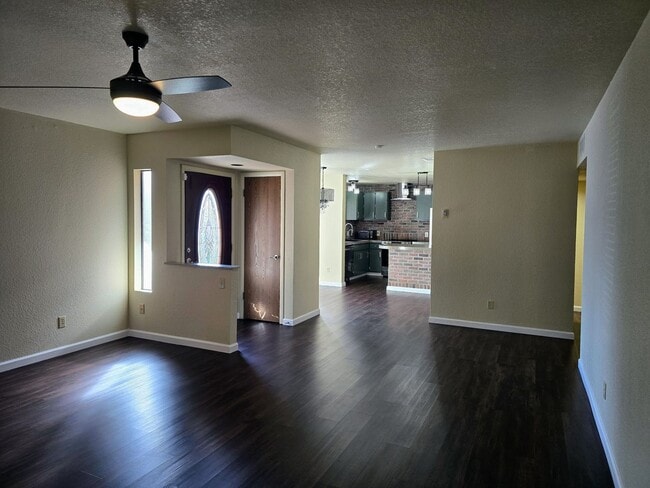 Building Photo - HOUSE - VILLAGE OF OAK CREEK