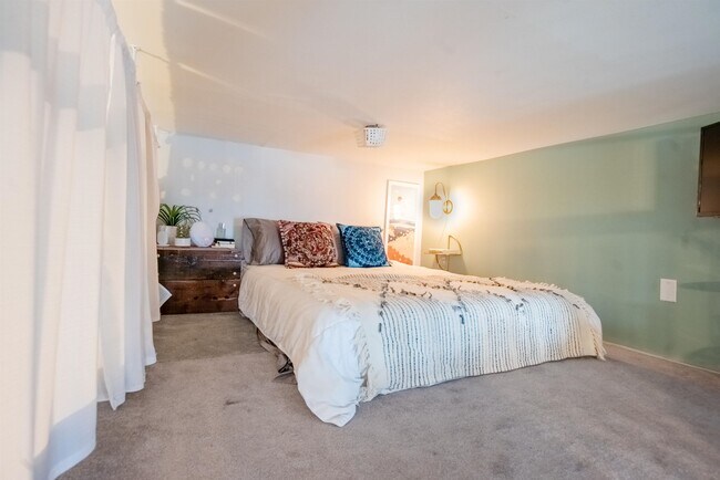 Building Photo - 154 Ogden Ave.