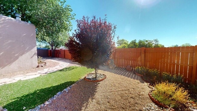 Building Photo - Sweet 3 bedroom