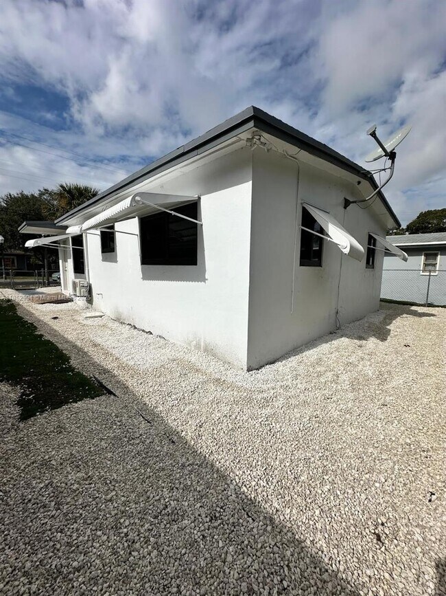 Building Photo - 630 NW 14th Way