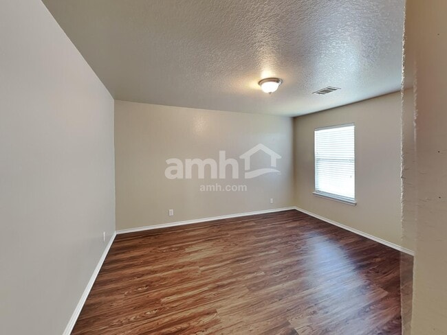 Building Photo - 104 Harness Ln