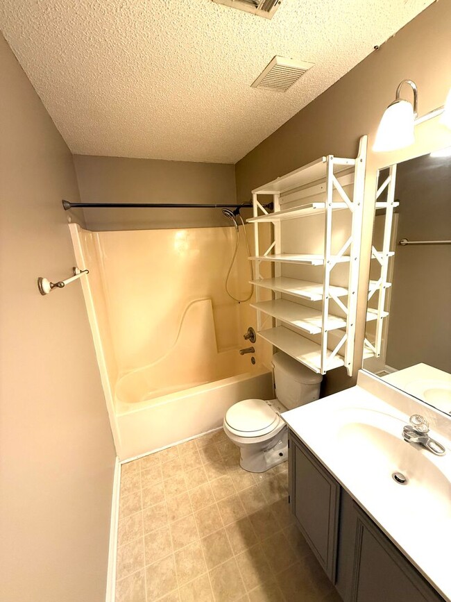 Building Photo - ** 3 bed 2 bath located in Millbrook ** Ca...