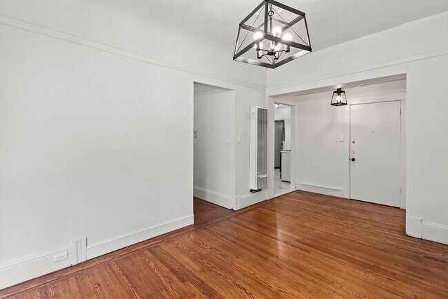 Building Photo - 1809 Oak St