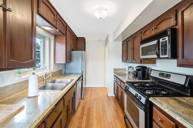 Building Photo - Unbeatable Location! Bright 1 Bed, 1 Bath ...