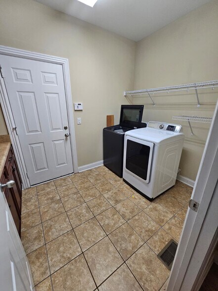 Building Photo - 1530 Bledsoe Ln