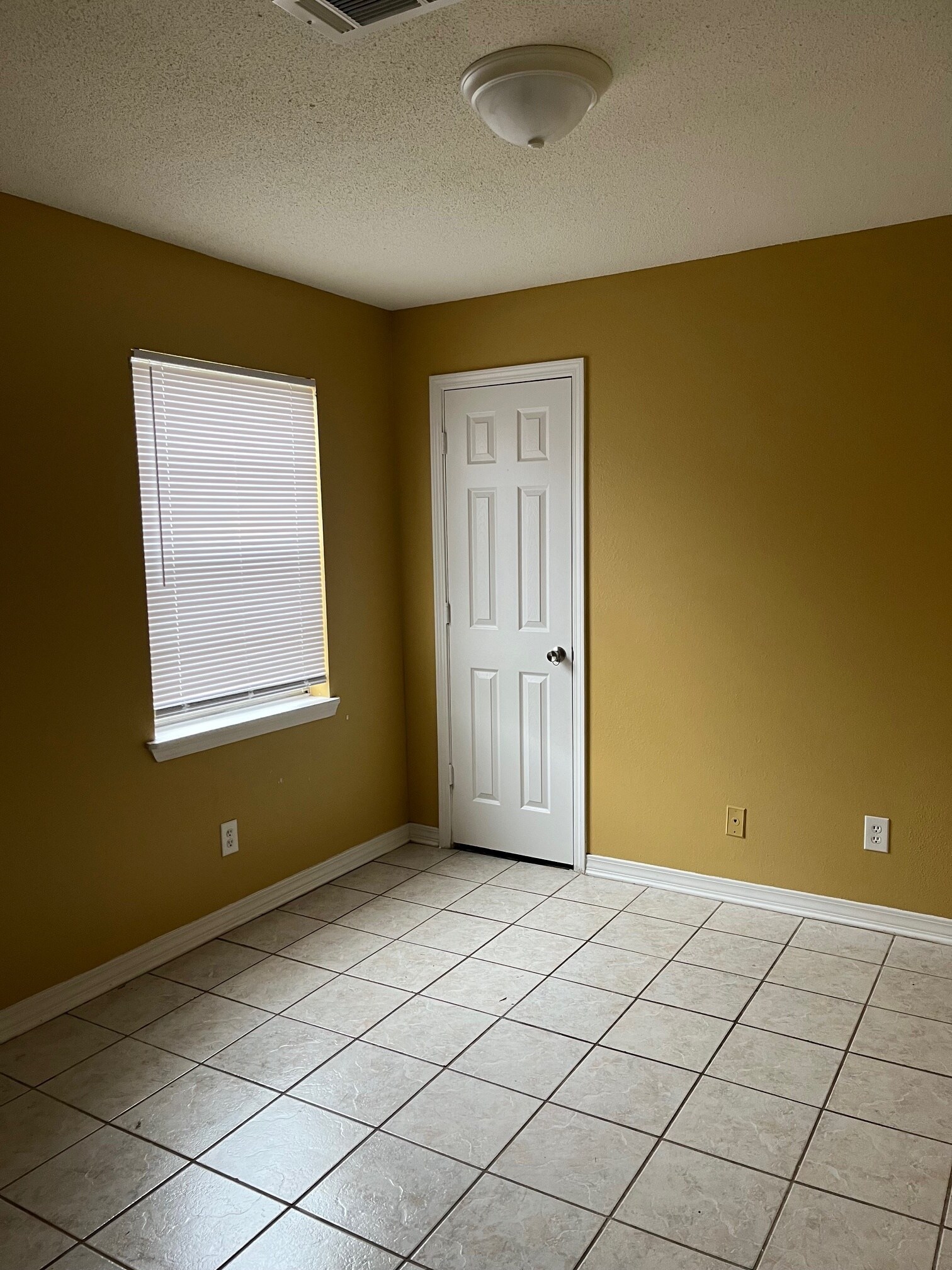 Building Photo - 115 Alicia St