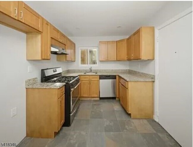 Building Photo - 437 Elm St