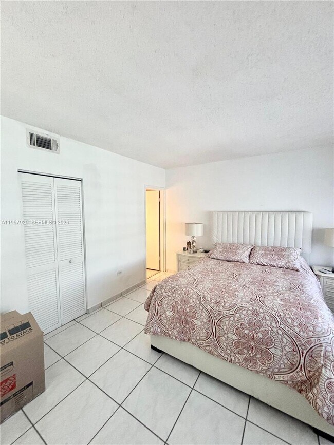 Building Photo - 999 Brickell Bay Dr