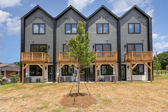 Building Photo - Beautiful 3BR 2.5BA Townhome w/ Full Appliance Kitchen • Garage Parking • Ultra-Modern