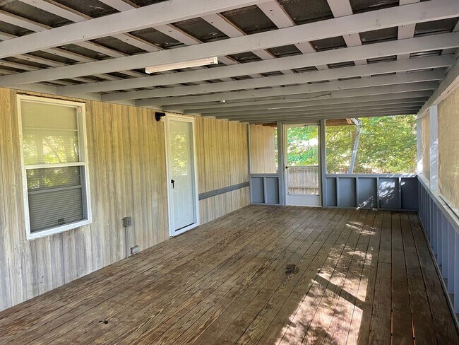 Building Photo - Updated Two Bedroom Trailer with Lake Acce...