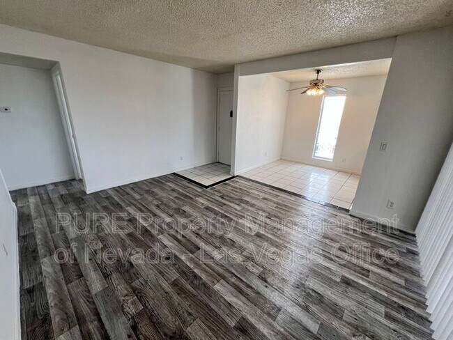 Building Photo - 1405 E Vegas Valley Dr