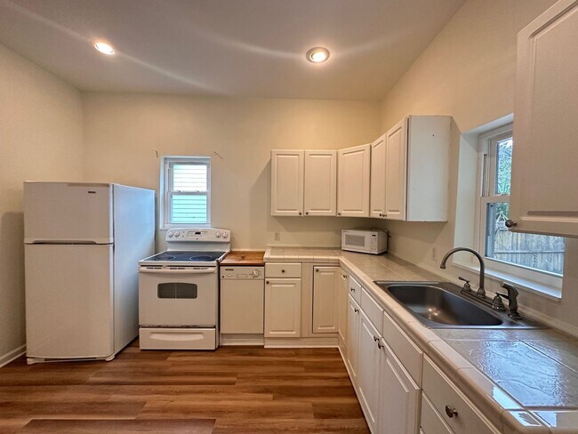 Building Photo - Fernandina Bungalow! Close to Downtown!