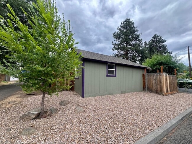 Building Photo - Great one bedroom unit in mid-town!  A mus...