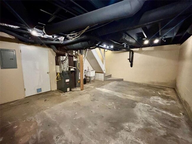 Building Photo - 665 Gregory Manor Dr SW