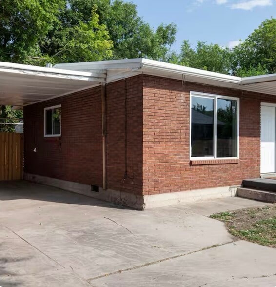 Building Photo - 772 E Stratford Ave